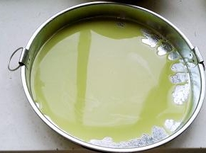 凉皮罗罗用油刷刷一层香油(或其它熟油防粘好揭)、倒入浆液，轻轻晃匀（薄厚你做几张就掌握住了，随意哈)。