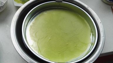 取出，把凉皮罗罗放入凉水盆中，过凉（我用两个筷子挑的罗罗耳环，注意防烫哈)。