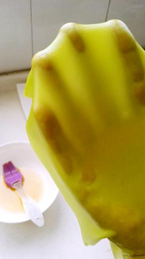 用手揭下面皮。