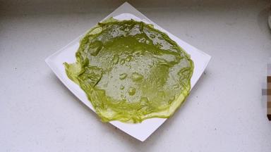 蒸好的凉皮放在盘子上，逐张叠放抹香油(或其他熟植物油)、防止粘一起， 依次蒸完所有凉皮。