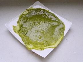 蒸好的凉皮放在盘子上，逐张叠放抹香油(或其他熟植物油)、防止粘一起， 依次蒸完所有凉皮。