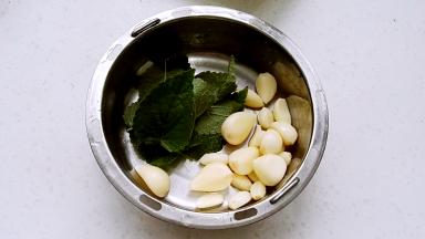 藿香、蒜瓣淘洗干净。