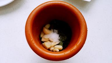 放蒜臼中加盐。