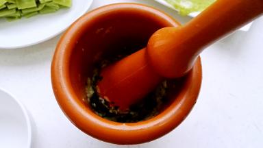 捣成泥。加醋、生抽、香油、花生芝麻酱、辣椒油调成料汁。