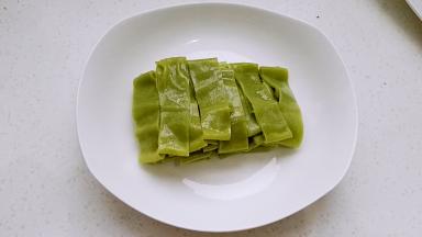 凉皮切条装盘。