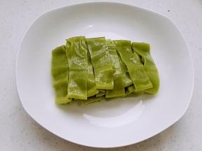 凉皮切条装盘。