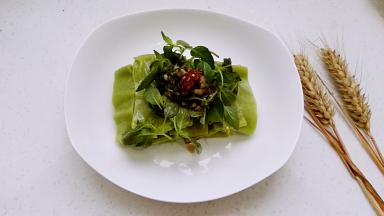 放上黄瓜丝、荊芥、料汁拌匀。