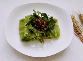 放上黄瓜丝、荊芥、料汁拌匀。