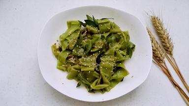 撒上熟芝麻既可开吃。