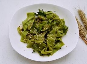撒上熟芝麻既可开吃。