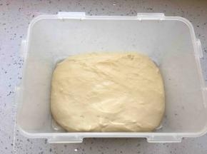 发至面团两倍大，手指蘸面粉戳洞不回缩不塌陷