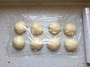 .面团均分成8分，排气揉圆醒发30分钟