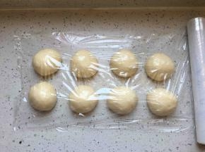 .面团均分成8分，排气揉圆醒发30分钟