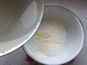 加入开水，拌匀