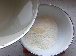 加入开水，拌匀