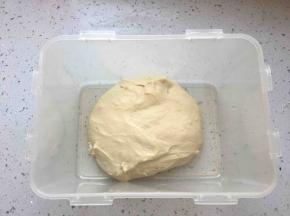 .将面团放温暖处进行一次发酵