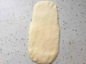 取一个面团，擀成椭圆形