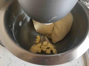 加入黄油和盐继续揉至完全阶段