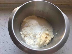 面团材料除黄油和盐以外的所有材料倒入盆中，加入烫种，揉至扩展阶段