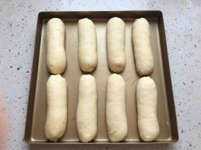 翻面，四周按扁，从上至下卷起，排入烤盘。