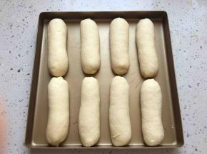 翻面，四周按扁，从上至下卷起，排入烤盘。