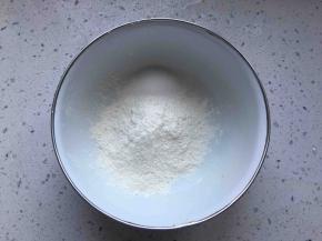 制作烫种，先将面粉和砂糖称好，拌匀