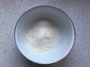 制作烫种，先将面粉和砂糖称好，拌匀