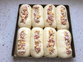 将沙拉放至面包表面割口处