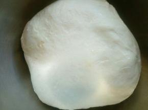 将所有材料混合揉成光滑的面团后加入融化的黄油揉至扩展状态