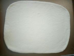 发酵好的面团排气，分成两等份，保鲜膜覆盖醒发15分钟，然后取一块面团擀成30×20的长方形