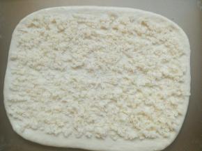 辅料所有材料混合，取一半均匀抹到擀好的面片上，留出一边不抹，留作收口用