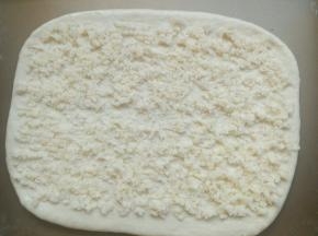 辅料所有材料混合，取一半均匀抹到擀好的面片上，留出一边不抹，留作收口用