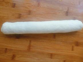 从上到下卷起来，边缘捏紧