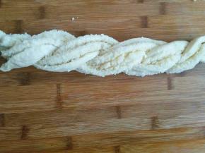 椰蓉向上，将两股面拧成麻花状