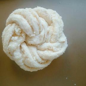 然后由没切开的一端开始向里盘起来，尾端放到面团下边收尾。相同的方法做完另一个。放入烤箱烤盘，开启发酵功能发酵到一点五到两倍大。