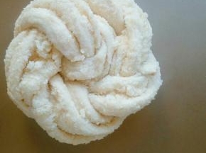 然后由没切开的一端开始向里盘起来，尾端放到面团下边收尾。相同的方法做完另一个。放入烤箱烤盘，开启发酵功能发酵到一点五到两倍大。