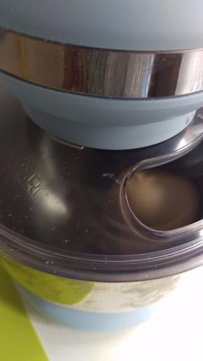 先把中种面团的材料全部加在一起，揉成团就可以咯，室温（20-25度左右）发酵40分钟后放入冰箱冷藏发酵12个小时以上。第二天中种面团拿出来变成室温的温度，再加入主面团的材料除了黄油一起揉。