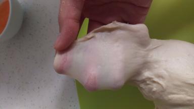 揉成光滑表面后加入黄油揉出手膜。就可以准备一发咯