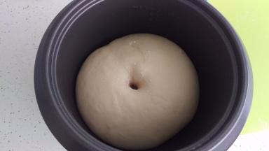 把手粘个面粉，戳一洞看面团不会反弹和回缩就表示面团一发造成咯。