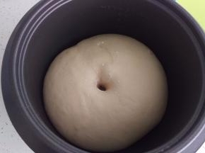 把手粘个面粉，戳一洞看面团不会反弹和回缩就表示面团一发造成咯。