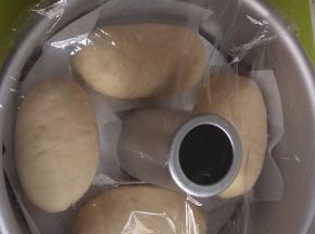 包好巧克力酱后放入膜中，准备2发，拿2碗热水放入烤箱，膜具一起放去烤箱2发。