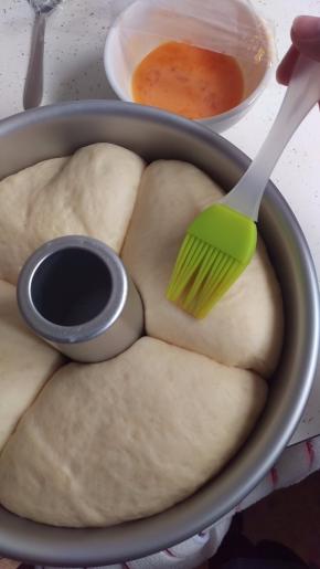 这个时候面团已经发了2倍大了，在表面涂上蛋黄液。