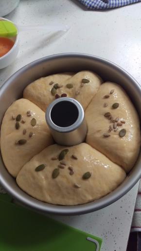 涂好后，再洒点瓜子。准备烤！