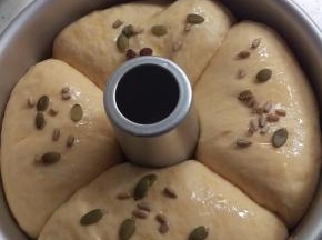 涂好后，再洒点瓜子。准备烤！