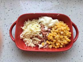 .二发过程中可以制作玉米沙拉。将沙拉的所有材料称好