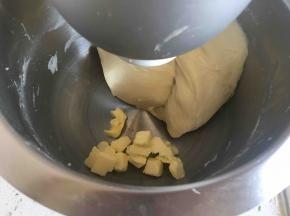 加入辅料揉到完全阶段