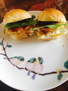 夹上肉类鸡蛋蔬菜就是很快手的一顿早餐