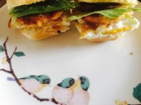 夹上肉类鸡蛋蔬菜就是很快手的一顿早餐