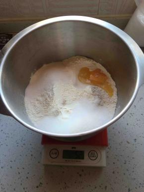 将主料中的材料全部在盆中揉到扩展阶段