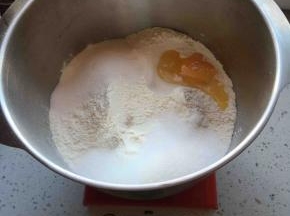 将主料中的材料全部在盆中揉到扩展阶段